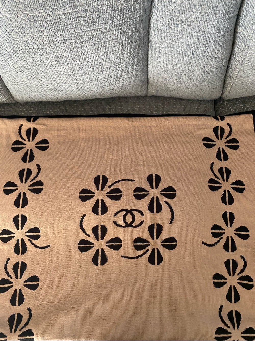 Designer‑Inspired Reversible Scarf Beige and Black not authentic